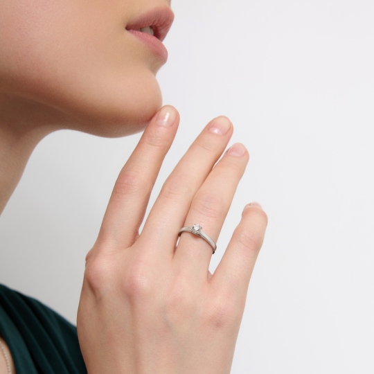 Кольцо из белого золота с бриллиантом 0,3 ct