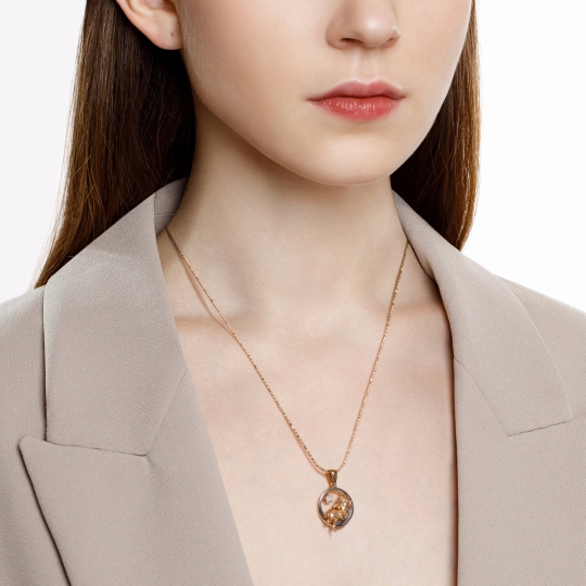 Подвеска из комбинированного золота с бриллиантом