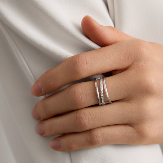 Кольцо из серебра с фианитами