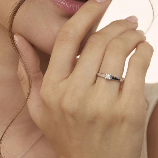 Кольцо из белого золота с бриллиантом