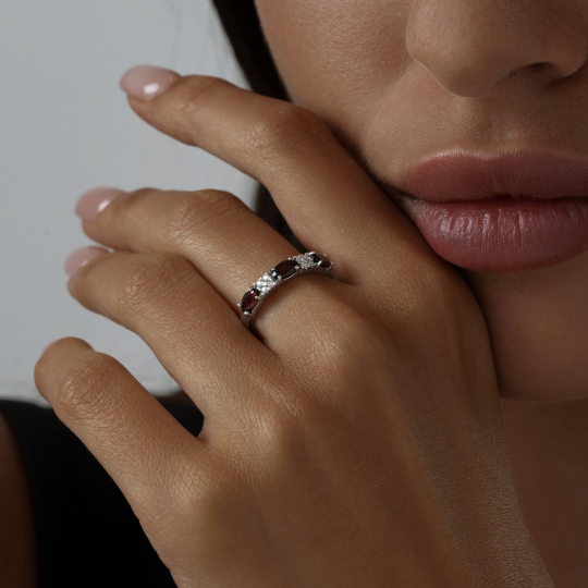 Кольцо из серебра с гранатами и фианитами