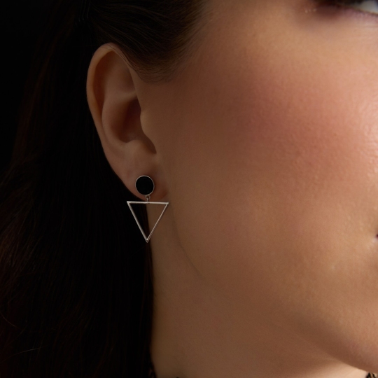 Асимметричные серьги из серебра с эмалью