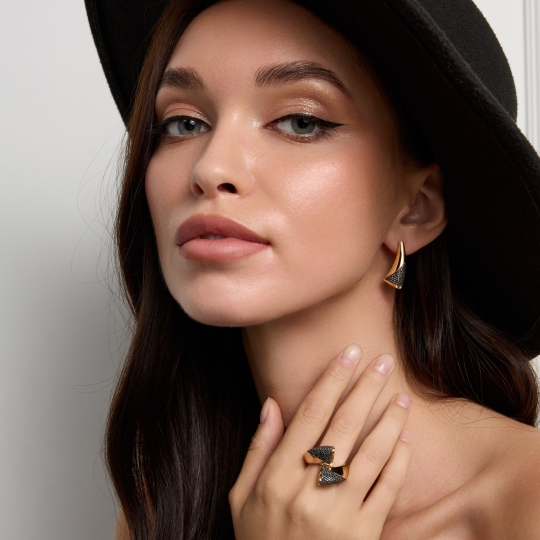 Кольцо из золота с черными бриллиантами