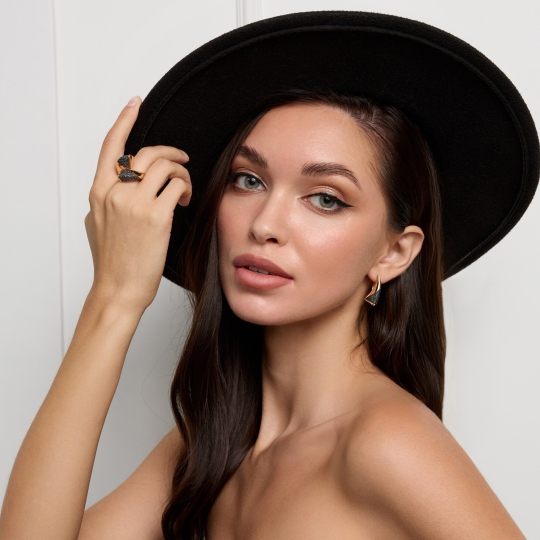 Кольцо из золота с черными бриллиантами