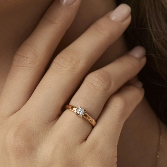 Кольцо из золота с бриллиантом