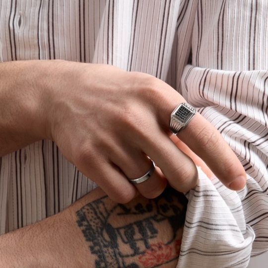 Кольцо-печатка из серебра с черными фианитами