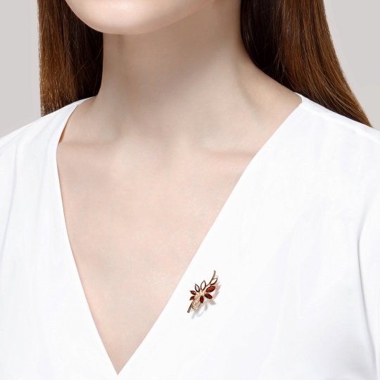 Брошь из золота с гранатами