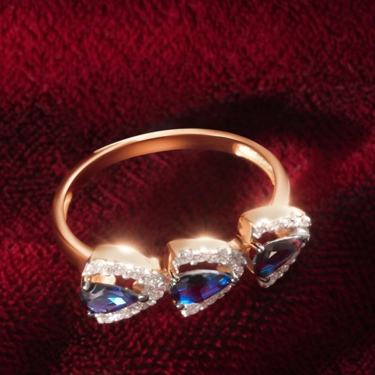 Кольцо из золота с бриллиантами и сапфирами