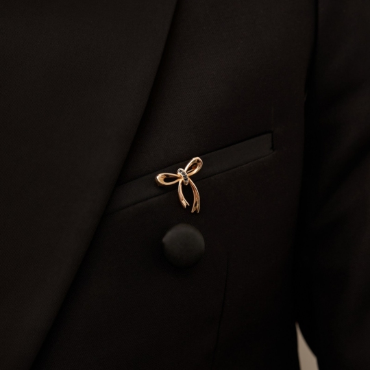 Брошь из золота с черными фианитами