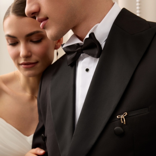 Брошь из золота с черными фианитами