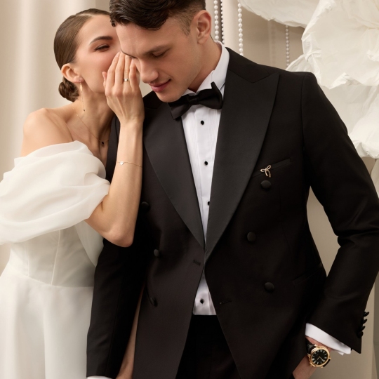 Брошь из золота с черными фианитами