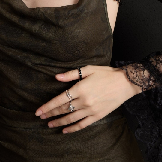 Кольцо из серебра с фианитами