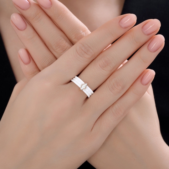 Кольцо из керамики с вставкой из золота и бриллиантами