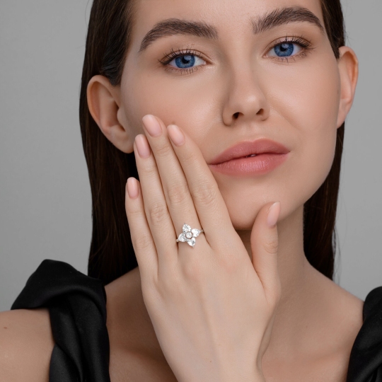 Кольцо из серебра с фианитами