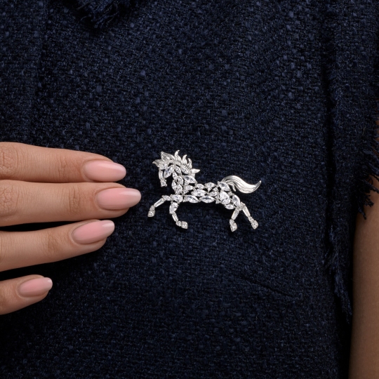 Брошь из серебра с фианитами 