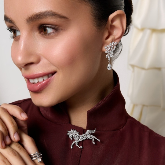 Брошь из серебра с фианитами 