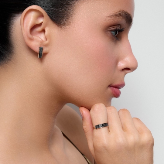 Кольцо из золота с черными фианитами