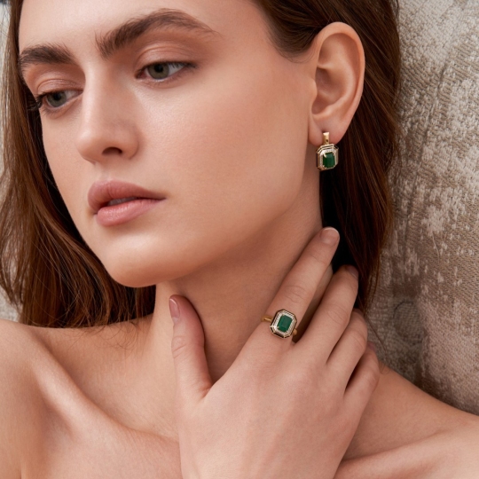 Серьги из лимонного золота с бриллиантами, изумрудами и эмалью