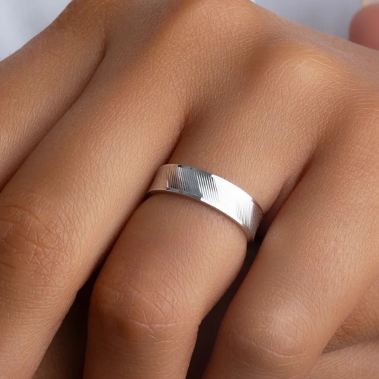 Обручальное кольцо из серебра