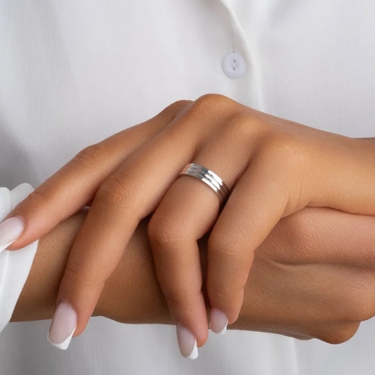 Обручальное кольцо из серебра