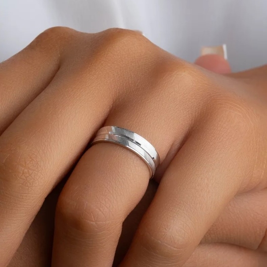 Обручальное кольцо из серебра