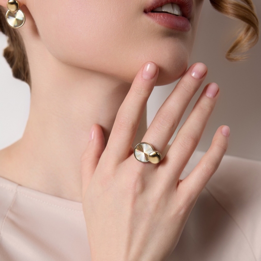 Кольцо из лимонного золота с алмазной гранью