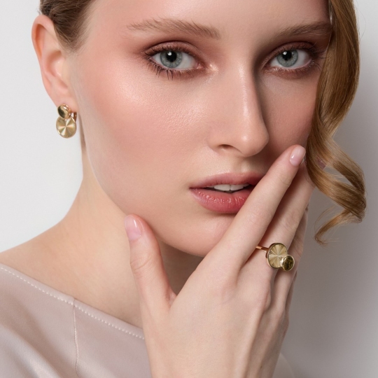 Кольцо из лимонного золота с алмазной гранью