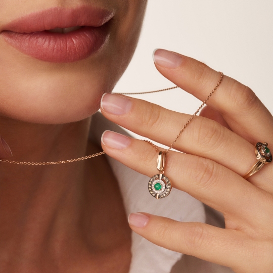 Подвеска из золота с бриллиантами, коньячными бриллиантами и изумрудом