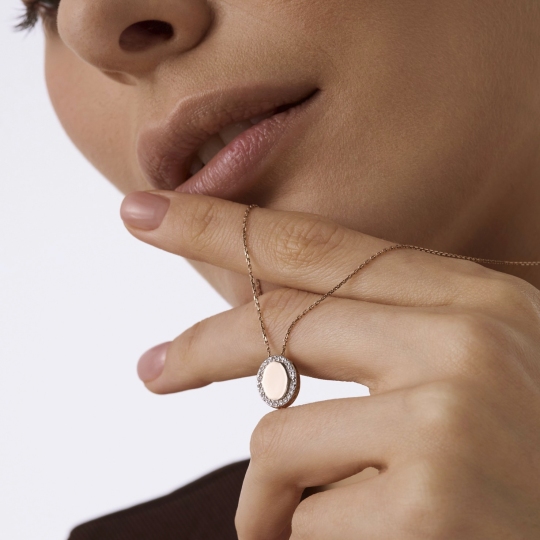 Подвеска из золота с бриллиантами и черными бриллиантами