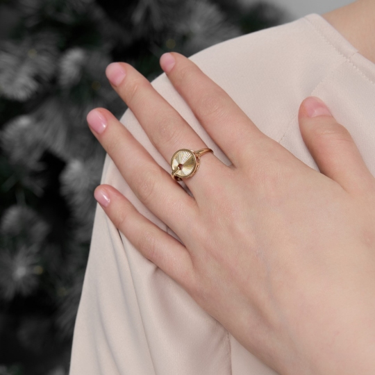 Кольцо из лимонного золота с алмазной гранью