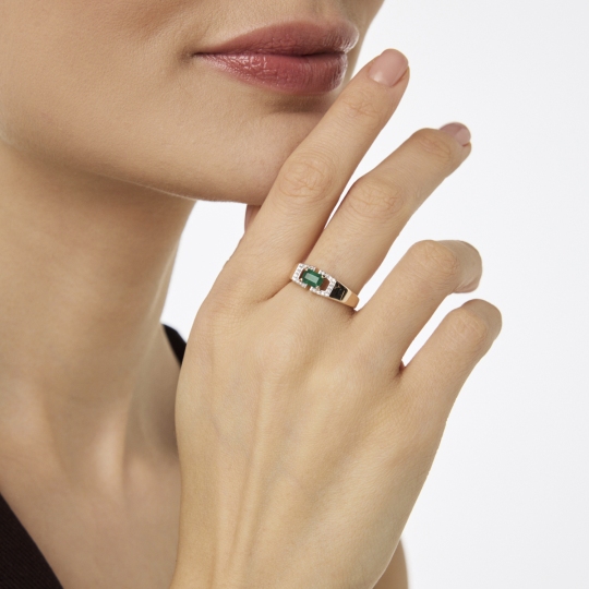 Кольцо из золота с бриллиантами и изумрудом