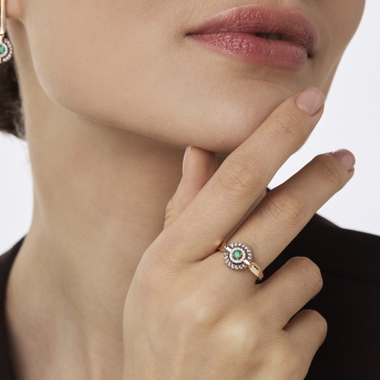 Кольцо из золота с бриллиантами, коньячными бриллиантами и изумрудом