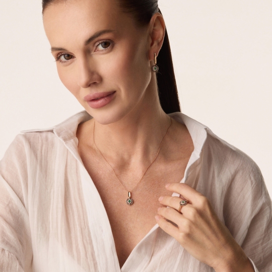 Серьги из золота с бриллиантами, коньячными бриллиантами и изумрудами