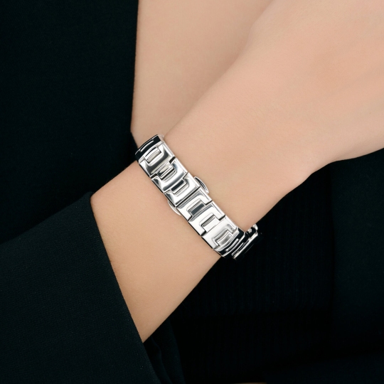 Женские стальные часы с фианитами