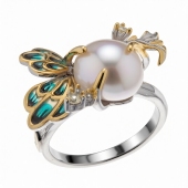 Кольцо из серебра с позолотой, жемчугом, эмалью и фианитами
