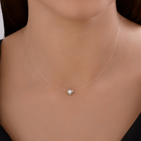 Колье на леске с серебряными вставками и фианитом