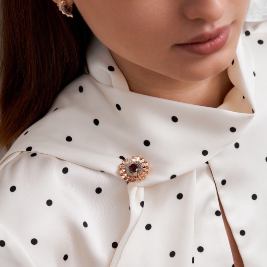 Подвеска-брошь из золота с бриллиантами и гранатом