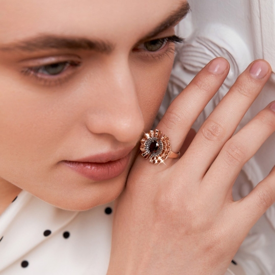 Кольцо из золота с бриллиантами и гранатом