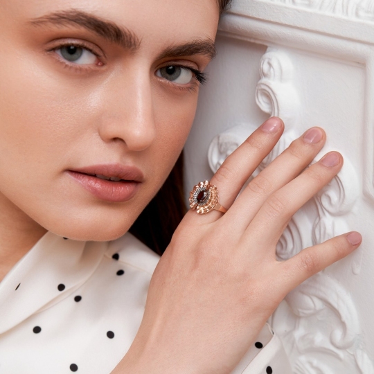 Кольцо из золота с бриллиантами и гранатом