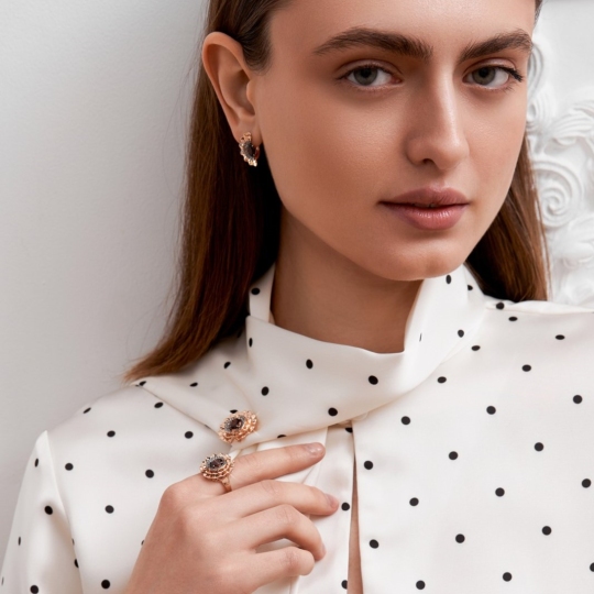 Серьги из золота с бриллиантами и гранатами