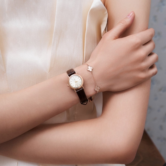 Женские золотые часы с фианитом