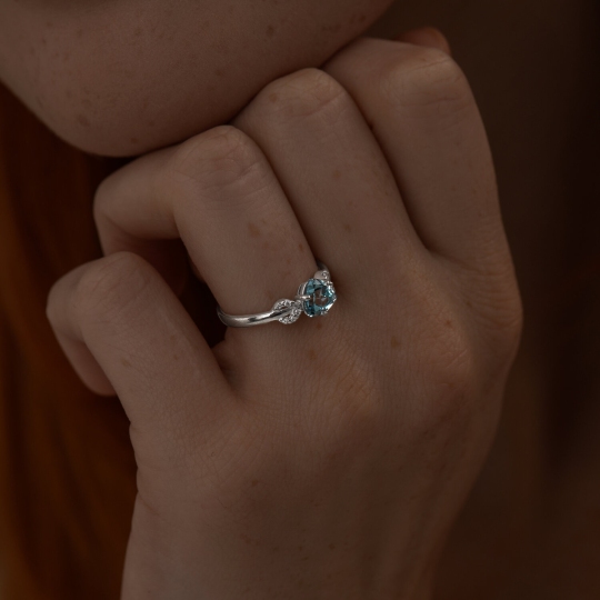 Кольцо из серебра с топазом и фианитами