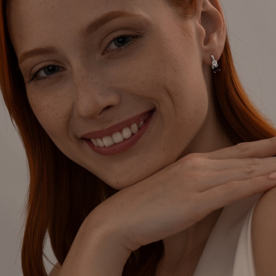 Серьги из серебра с гранатами и фианитами