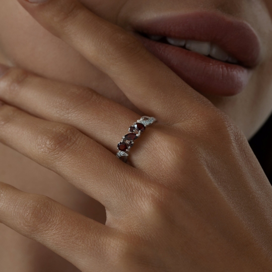 Кольцо из серебра с гранатами и фианитами