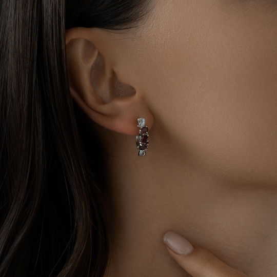 Серьги из серебра с гранатами и фианитами