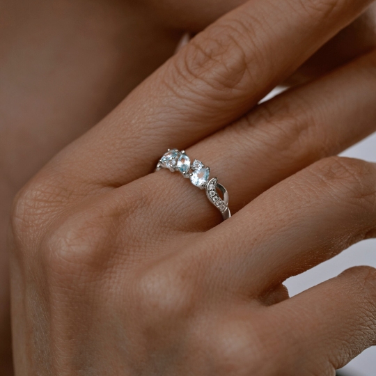 Кольцо из серебра с топазами и фианитами