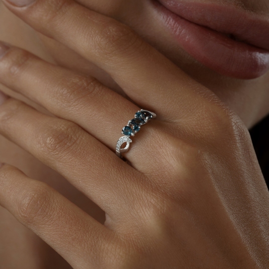 Кольцо из серебра с топазами London и фианитами
