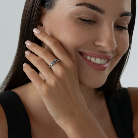 Кольцо из серебра с топазами London и фианитами