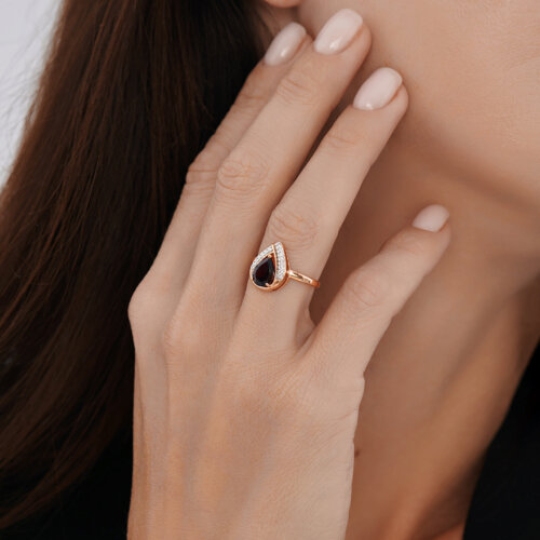 Кольцо из серебра с позолотой, гранатом и фианитами