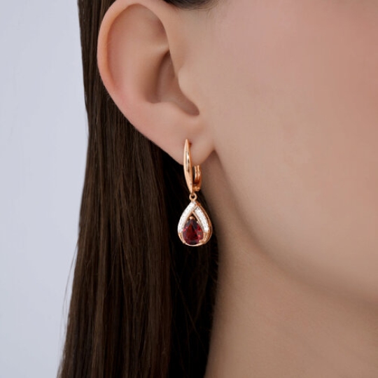 Серьги из серебра с позолотой, гранатами и фианитами